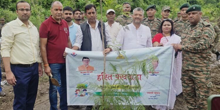 मेयर सौरभ थपलियाल ने आर्मी/सेना जवानों संग किया पौधारोपण