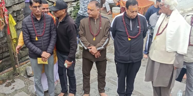 भगवान त्रियुगीनारायण के दर्शन को पहुंचे बदरीनाथ – केदारनाथ मंदिर समिति अध्यक्ष हेमंत द्विवेदी