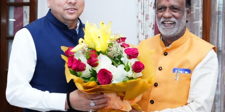 मुख्यमंत्री धामी से मिले सांसद लक्ष्मण सिंह,कई मुद्दों पर हुई बातचीत