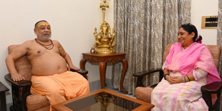 विधानसभा अध्यक्ष ऋतु खण्डूडी भूषण ने जगतगुरु राजराजेश्वर नंद से की शिष्टाचार भेंट