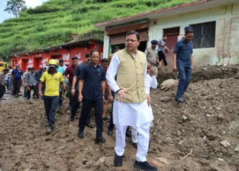 आपदा की घड़ी में 2 दिन से ग्राउंड जीरो पर धामी