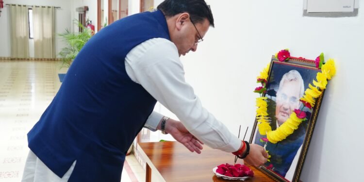 मुख्यमंत्री पुष्कर सिंह धामी ने अटल बिहारी वाजपेई को दी श्रद्धांजलि