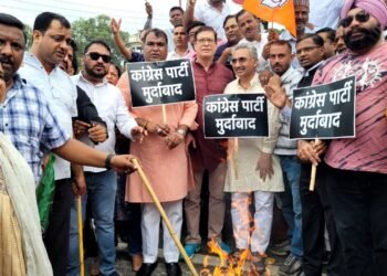 कांग्रेस के विरोध में महानगर भाजपा का प्रदर्शन, सिद्धार्थ अग्रवाल के नेतृत्व में कांग्रेस का पुतला जलाया