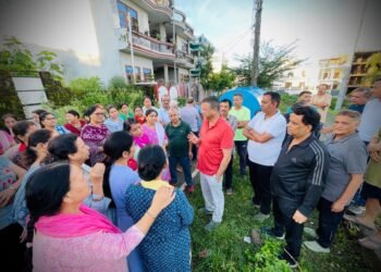 मेयर सौरभ थपलियाल ने वार्ड निरीक्षण के दौरान निगम की भूमि पर हो रहा कब्जा रुकवाया