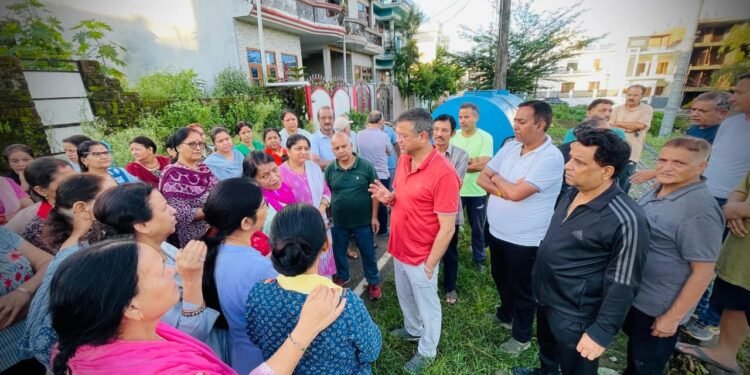 मेयर सौरभ थपलियाल ने वार्ड निरीक्षण के दौरान निगम की भूमि पर हो रहा कब्जा रुकवाया