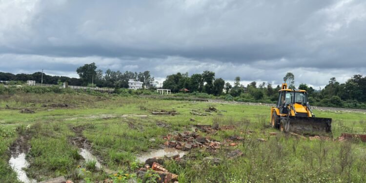 एमडीडीए की बड़ी कार्रवाई, शीशमबाड़ा परवल रोड पर 10 बीघा जमीन पर अवैध प्लॉटिंग ध्वस्त