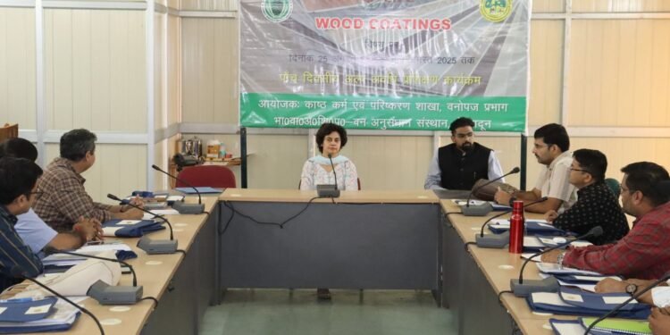 वुड कोटिंग्स पर पांच दिवसीय राष्ट्रीय प्रशिक्षण कार्यक्रम एफआरआई में शुरू