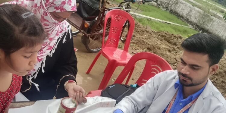  महंत इन्दिरेश अस्पताल के निःशुल्क स्वास्थ्य परीक्षण शिविर में उमड़े ग्रामीण