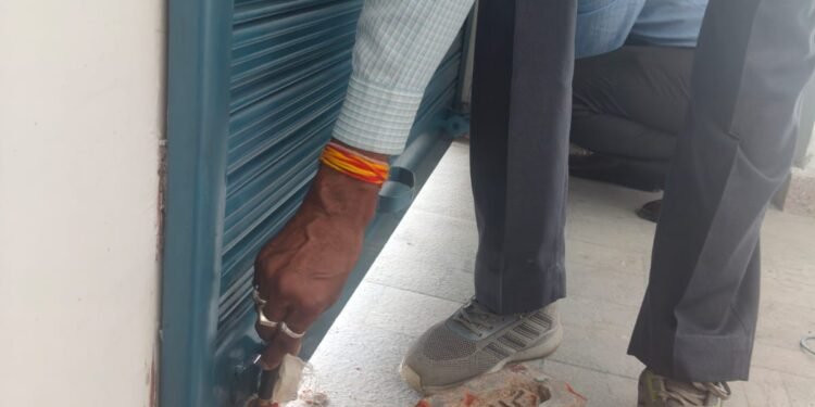 एमडीडीए की कड़ी कार्रवाई, नेहरू कॉलोनी में अवैध निर्माण सील, चेतावनी जारी