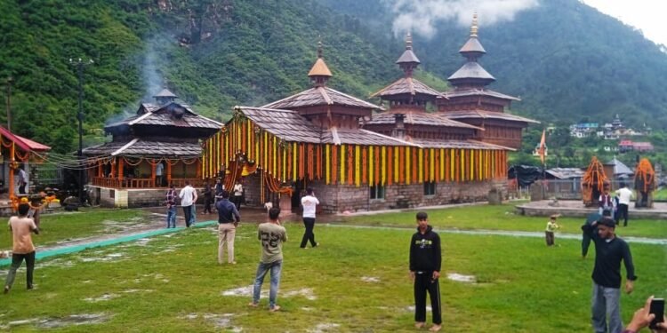 महासू देवता मंदिर में BRIDCUL द्वारा लगाई गया फ़ैसाड (Façade) पर लाइट