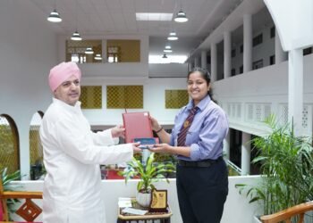 एसजीआरआरयू की मेधावी छात्रा हंसिका सक्सेना को श्री गुरु राम राय विश्वविद्यालय ने किया सम्मानित