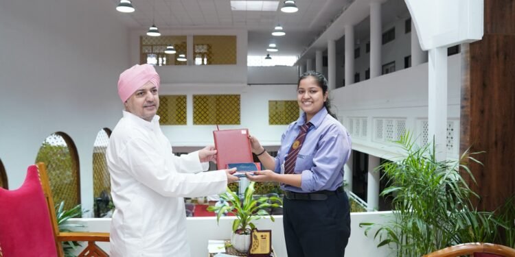 एसजीआरआरयू की मेधावी छात्रा हंसिका सक्सेना को श्री गुरु राम राय विश्वविद्यालय ने किया सम्मानित