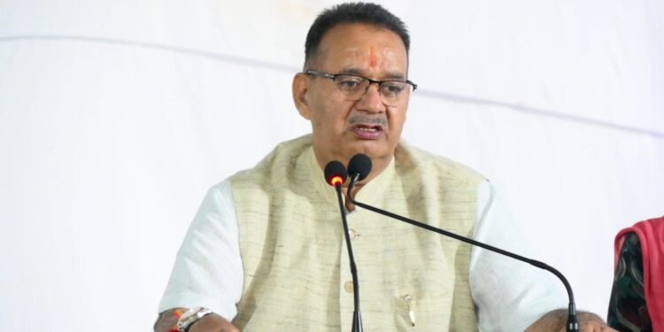 पूर्व जिला पंचायत उपाध्यक्ष दीपक पुंडीर को श्रद्धांजलि अर्पित करते कैबिनेट मंत्री गणेश जोशी