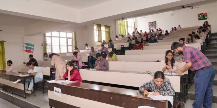 एस.जी.आर.आर. विश्वविद्यालय में 34 विषयों के लिए हुई पी.एच.डी प्रवेश परीक्षा