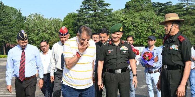 लैंसडाउन पहुंचे सैनिक कल्याण मंत्री गणेश जोशी, अपनी कर्मभूमि को किया नमन