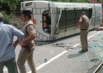 टिहरी के नागनी में हुआ बड़ा हादसा, चालक सहित दो की मौत,12 घायल