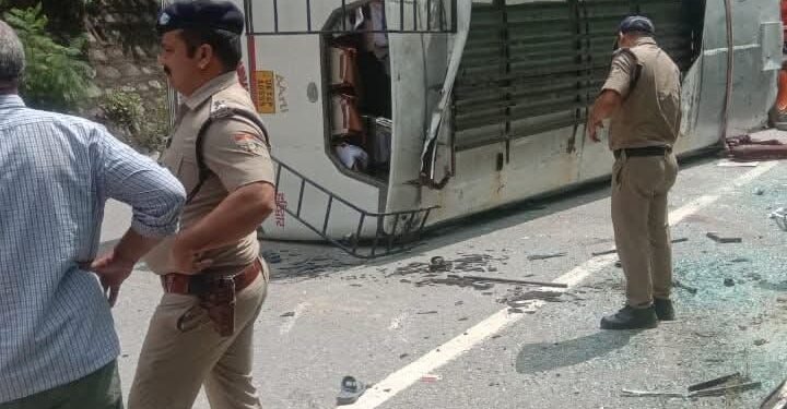 टिहरी के नागनी में हुआ बड़ा हादसा, चालक सहित दो की मौत,12 घायल