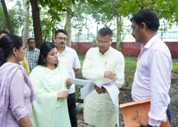 मेयर और नगर आयुक्त ने किया गांधी पार्क के सौंदर्यीकरण का निरीक्षण