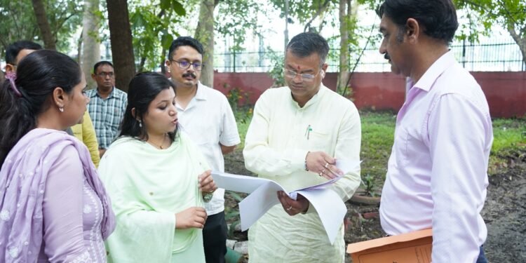 मेयर और नगर आयुक्त ने किया गांधी पार्क के सौंदर्यीकरण का निरीक्षण