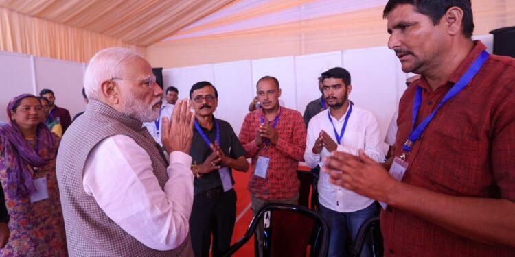 प्रधानमंत्री नरेंद्र मोदी देहरादून पहुंचे, आपदा की स्थिति का लिया जायज़ा