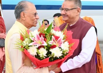 जॉलीग्रांट एयर पोर्ट पर मॉरीशस के प्रधानमंत्री का पुष्पगुच्छ भेंट कर उनका स्वागत करते कैबिनेट मंत्री गणेश जोशी