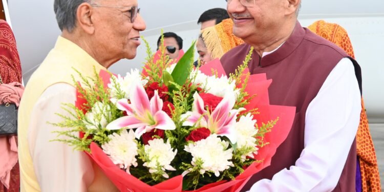 जॉलीग्रांट एयर पोर्ट पर मॉरीशस के प्रधानमंत्री का पुष्पगुच्छ भेंट कर उनका स्वागत करते कैबिनेट मंत्री गणेश जोशी