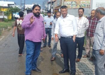 मेयर सौरभ थपलियाल ने किया पार्षद संग वार्ड का निरीक्षण