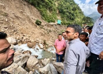 मुख्यमंत्री के निर्देश पर सरकार के प्रथम रिस्पांडर के रूप में जनपद के सबसे दुर्गम आपदाग्रस्त क्षेत्र फुलेत पहुंचे डीएम