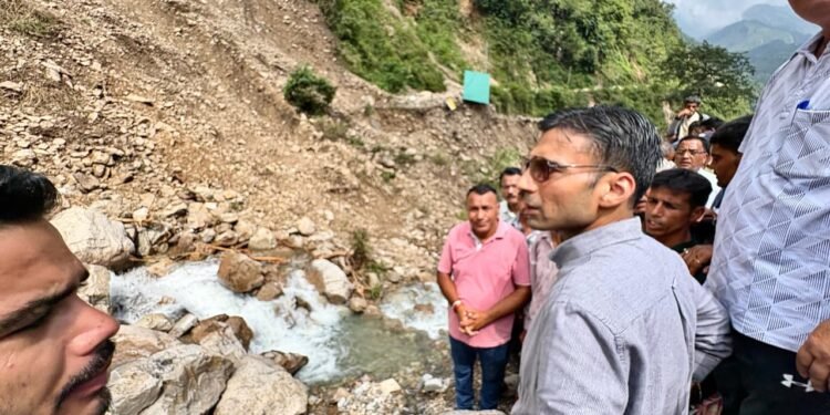 मुख्यमंत्री के निर्देश पर सरकार के प्रथम रिस्पांडर के रूप में जनपद के सबसे दुर्गम आपदाग्रस्त क्षेत्र फुलेत पहुंचे डीएम