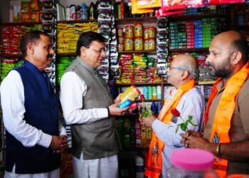 मुख्यमंत्री पुष्कर सिंह धामी ने”स्वदेशी अपनाओ” तथा जीएसटी की नई दरों के जनजागरूकता कार्यक्रम के अंतर्गत बाजार भ्रमण किया
