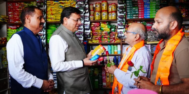 मुख्यमंत्री पुष्कर सिंह धामी ने”स्वदेशी अपनाओ” तथा जीएसटी की नई दरों के जनजागरूकता कार्यक्रम के अंतर्गत बाजार भ्रमण किया