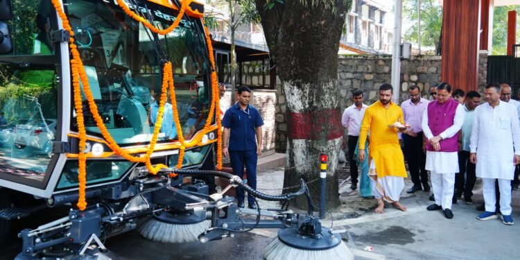 मुख्यमंत्री धामी ने नगर निगम द्वारा संचालित वैक्यूम वेस्ट रोड स्वीपिंग मशीन का किया उद्घाटन