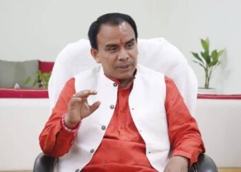 चमोली में बच्चों से कार धुलवाने पर सहायक अध्यापक निलंबित