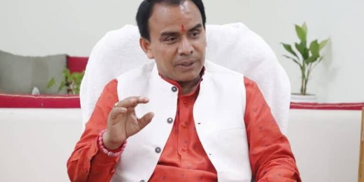 चमोली में बच्चों से कार धुलवाने पर सहायक अध्यापक निलंबित