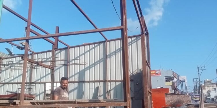 मसूरी-देहरादून विकास प्राधिकरण की नियम विरुद्ध निर्माण एवं अवैध प्लॉटिंग पर कड़ी कार्रवाई जारी