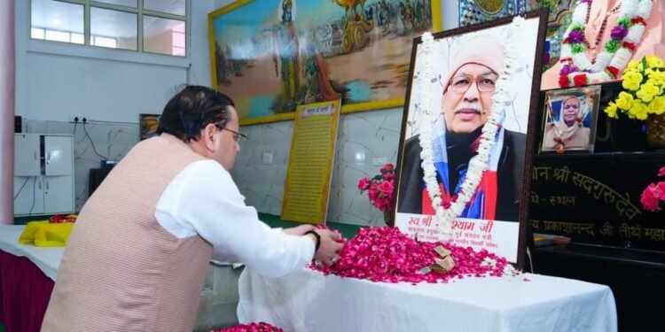 मुख्यमंत्री पुष्कर सिंह धामी ने आरएसएस के वरिष्ठ प्रचारक राधेश्याम को दी श्रद्धांजलि