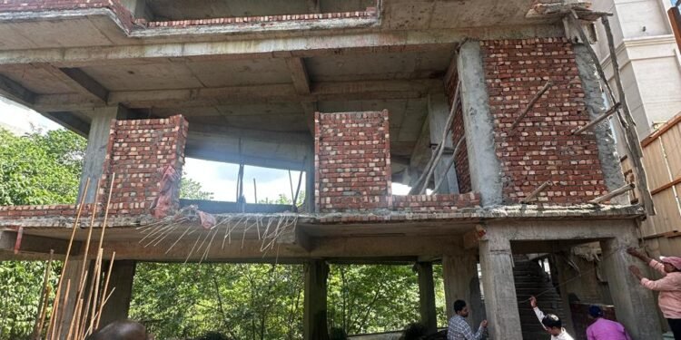 ट्रांसपोर्ट नगर में अतिक्रमण पर चला एमडीडीए और नगर निगम का संयुक्त बुलडोजर, दुकानों से हटाया गया अतिक्रमण