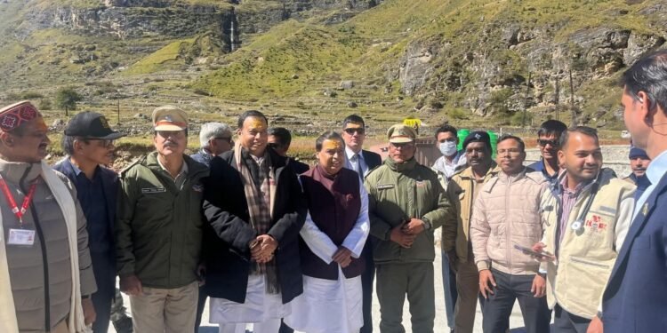 बद्री-केदार धाम पहुंचे मुकेश अंबानी, की विशेष पूजा-अर्चना