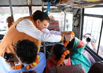 मुख्यमंत्री पुष्कर सिंह धामी ने श्रद्धालुओं के दल को गंगोत्री धाम के लिए किया रवाना