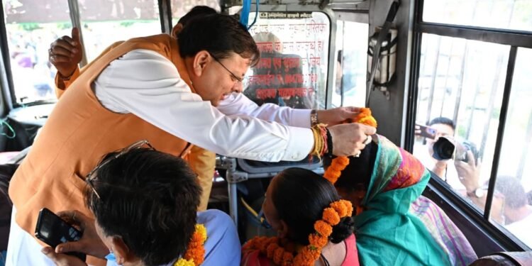 मुख्यमंत्री पुष्कर सिंह धामी ने श्रद्धालुओं के दल को गंगोत्री धाम के लिए किया रवाना