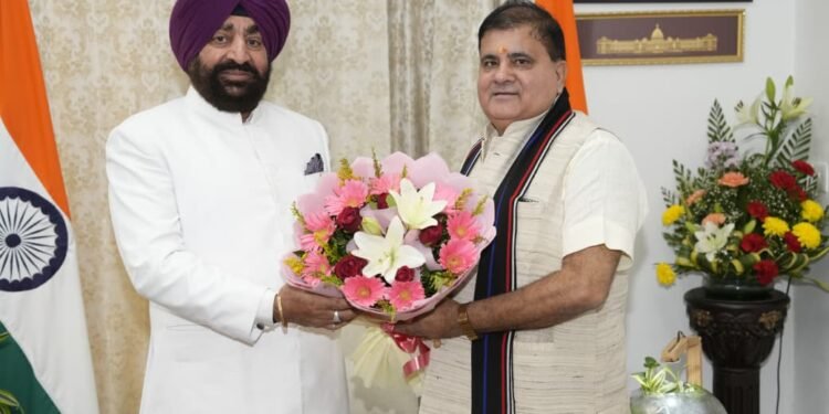 दीपावली पर राज्यपाल को शुभकामनाएं देने पहुंचे सांसद, मंत्री और कई विधायक