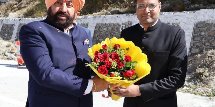 राज्यपाल ने बदरीनाथ धाम पहुंचकर की पूजा अर्चना, राज्य और देश की सुख समृद्धि की कामना की