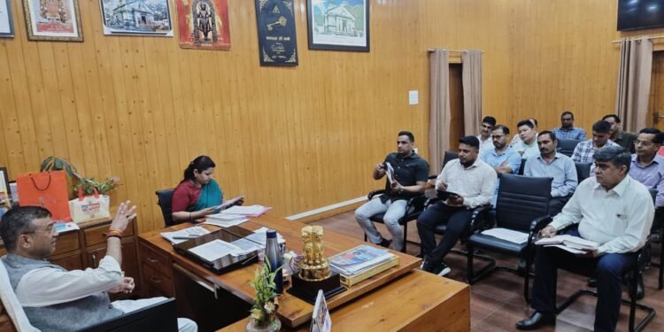 मेयर सौरभ थपलियाल ने ली स्वास्थ्य विभाग की समीक्षा बैठक