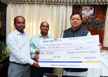 आपदा राहत और पुनर्निर्माण कार्य के लिए मुख्यमंत्री को सौंपा 10 लाख का चेक