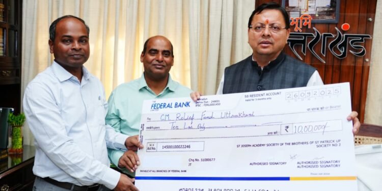 आपदा राहत और पुनर्निर्माण कार्य के लिए मुख्यमंत्री को सौंपा 10 लाख का चेक
