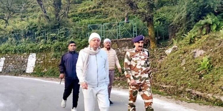 मॉर्निंग वॉक के दौरान मुख्यमंत्री पुष्कर सिंह धामी ने आम लोगों से की बातचीत