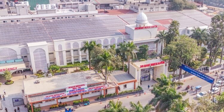 श्री महंत इन्दिरेश अस्पताल एवम् दि हंस फाउंडेशन आई केयर के बीच एमओयू