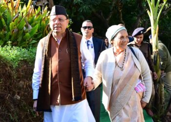 मां के साथ पैतृक गांव पहुंच भावुक हुए सीएम धामी