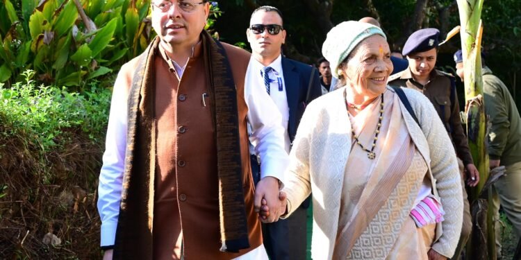 मां के साथ पैतृक गांव पहुंच भावुक हुए सीएम धामी