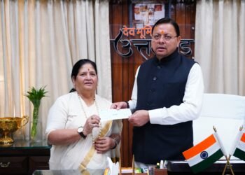 मुख्यमंत्री राहत कोष के लिए पर्वतारोही बछेंद्री पाल ने प्रदान किया 10 लाख का चेक